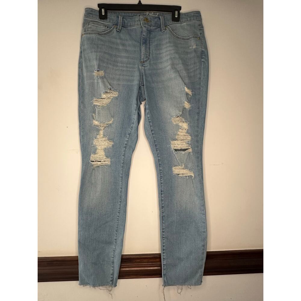 Universal Threads distressed jeans 12/31R